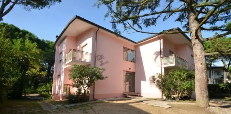 Lara apartmanház/ Pineta
