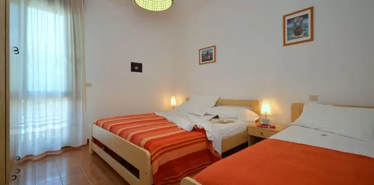 Panda apartmanház/ Pineda_0